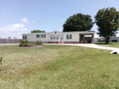 Charming 3 bedroom Florida Gator Camp 2.0 off the rim of Lake Okeechobee - BHR