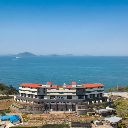 Buan Happy Tree Family Hotel Отели рядом с достопримечательностью «Аквапарк Byeonsan Aqua World»