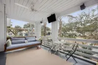 Historic Beach Cottage / Steps to Beach & Dining