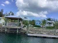 Charming New Blue Studio on water with dock, WiFi & AC in fun time Freeport