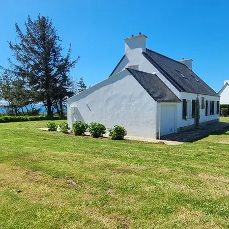 Exceptional location 2 steps from the sea for this single storey house
