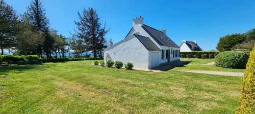 Exceptional location 2 steps from the sea for this single storey house
