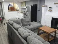 Bright & Cozy 2-Bedroom Main Floor Suite Hotéis em Brampton