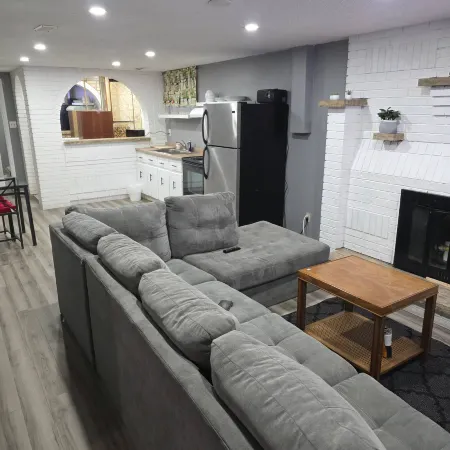 Bright & Cozy 2-Bedroom Main Floor Suite Отели в г. Брамптон