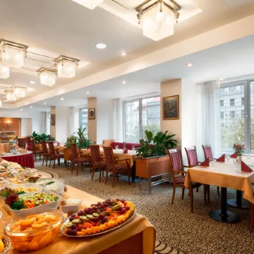 Ramada by Wyndham Prague City Centre Отели рядом с достопримечательностью «Государственная пражская Опера»