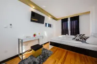 All Saints Suites B&B Kastela - piscina