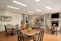 PRAIRIE CREST RED DEER by IHG - พร้อมอาหารเช้า