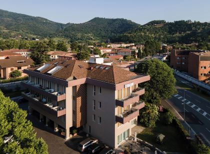 Regal Hotel & Apartments
