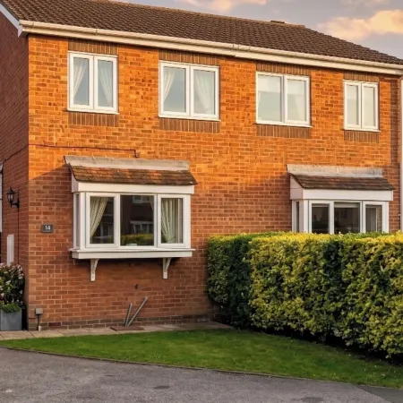 2 Bed House - Sleeps 4 - Parking - Pets - Garden