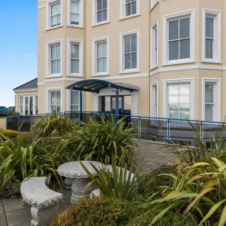 7 South Beach Court - Sea Front Apartment with Spectacular Sea Views