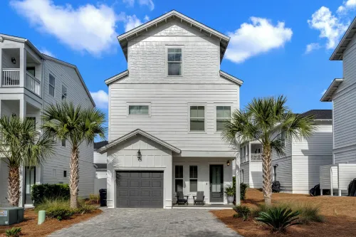 4 cruiser bikes, 8 beach chairs, .5 mile to beach POOL OPEN! - 3-Star