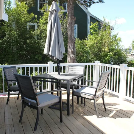 Waterfront Living w Stunning Views, Beautiful Decor, Kayaks, Private drive