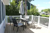 Waterfront Living w Stunning Views, Beautiful Decor, Kayaks, Private drive