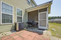 Lakes, Gardens & More! Getaway in Moncks Corner - Homestays