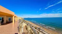 Beachfront Penthouse, 360 Large Private Terrace - Wifi