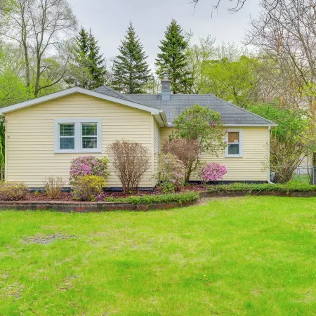 1/2 Mi to Lake & Dtwn! Elk Rapids 'Cozy Cottage'