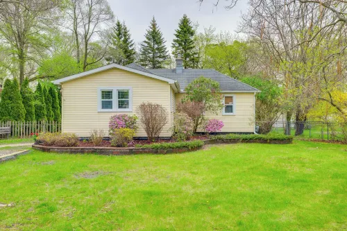 1/2 Mi to Lake & Dtwn! Elk Rapids 'Cozy Cottage' - Wifi