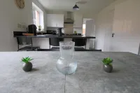 The Haven – Modern 4-Bed Home with Garden