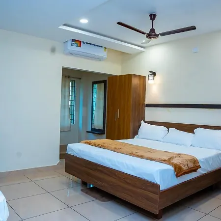Hotel VR Grand IN Отели в г. Неллор