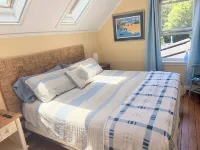 Jamestown Cozy Coastal Cottage in Town Near Beaches & Newport. Sleeps 6 Pets ok. - Wifi