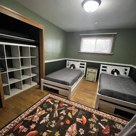 Family fun House - large fenced in backyard, Theater, Bean bag Lounge Hotels in Appleton