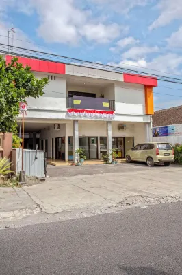 RedDoorz near Adisucipto Airport 3 - parkir