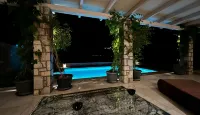 House Sleeps 6 With Private Pool - Sea View