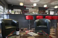 TheOriginals City, Hôtel Restaurant l'Ormichal Dijon Sud - Quầy bar
