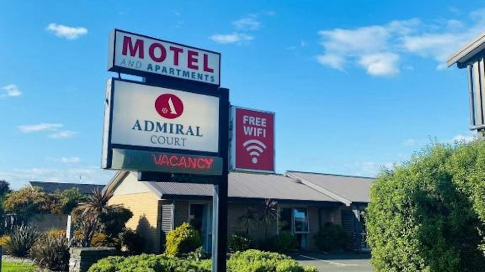 Admiral Court Motel & Apartments