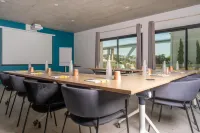 Golden Tulip Martigues - Provence - Parkplatz