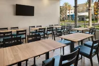 Hyatt House at Anaheim Resort/Convention Center - Breakfast