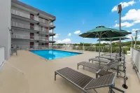 Red Roof Plus+ & Suites Virginia Beach - Seaside - Pools