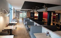 Holiday Inn Express LONDON - STANSTED AIRPORT by IHG - parkir