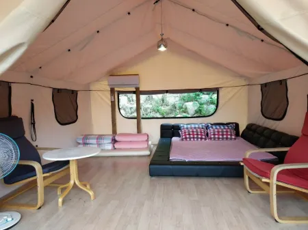 Hoengseong Sunny Hill Glamping Pension Отели рядом с достопримечательностью «Hoengseong Theme Land»