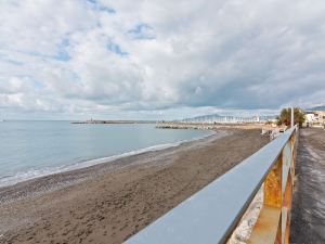 Spacious Apartment in Lavagna Near Sea & City Center