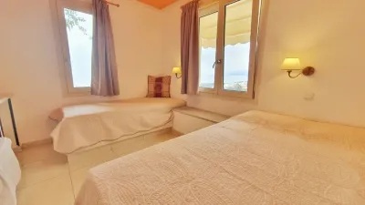 One Private Studio with Stunning Full Sea View, Shared Pool and AC  호텔
