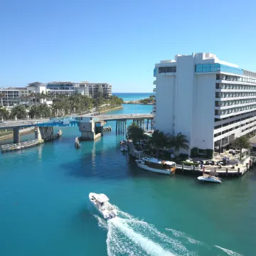 Waterstone Resort & Marina Boca Raton, Curio Collection by Hilton