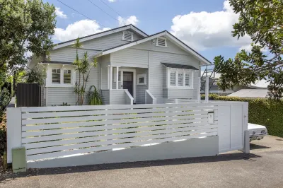 Executive State-of-The-Art Home - Spa Hoteles cerca de Mount Albert Methodist Church