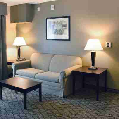 Holiday Inn Express & Suites Milford Rooms