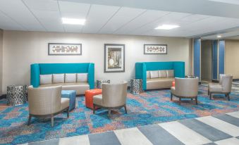 Holiday Inn Express & Suites Shawnee-Kansas City West