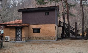 Hwaak Mountain Pine Tree Resort in Hwacheon