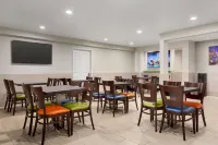 Days Inn & Suites by Wyndham Anaheim at Disneyland Park - breakfast