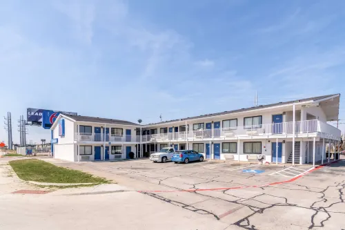Motel 6 Fort Worth, TX - North - parkir