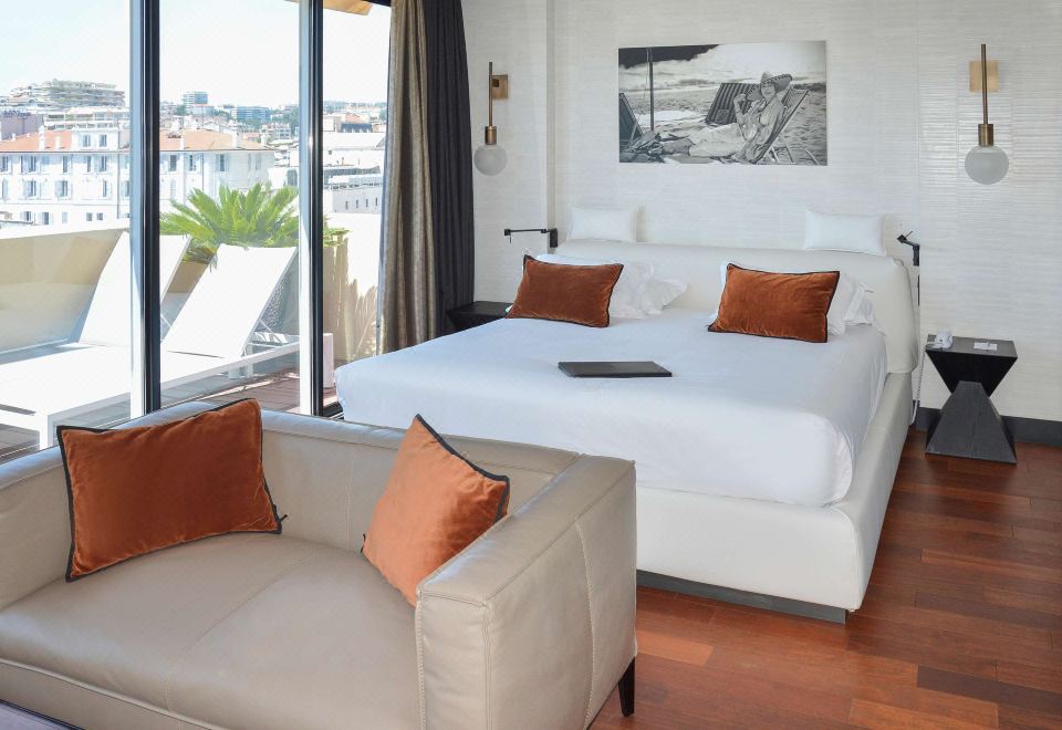 Hotel Cannes Centre Univers Over view