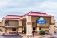 Days Inn & Suites by Wyndham Warner Robins Near Robins AFB Hotels in Warner Robins