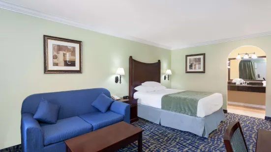 Travelodge by Wyndham Orange County Airport/ Costa Mesa