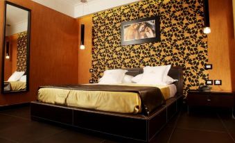 1. Hotel Ce..
