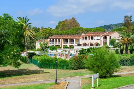 Résidence Pierre & Vacances les Parcs de Grimaud Отели рядом с достопримечательностью «Camping Les Mûres»
