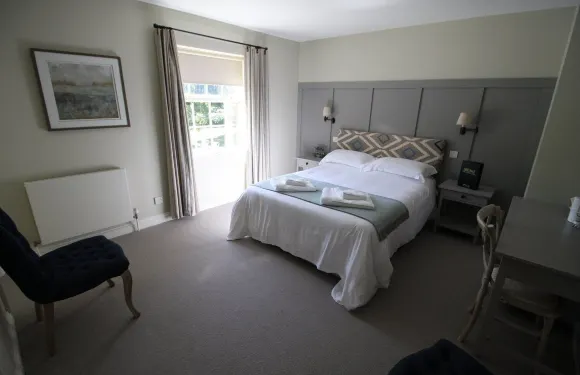 黃褐色貓頭鷹賓館