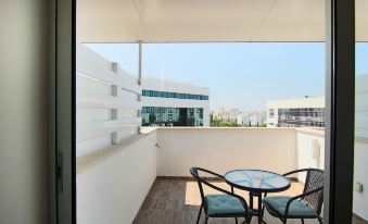 Phaedrus Living: Luxury Suite Nicosia 505 - Housity
